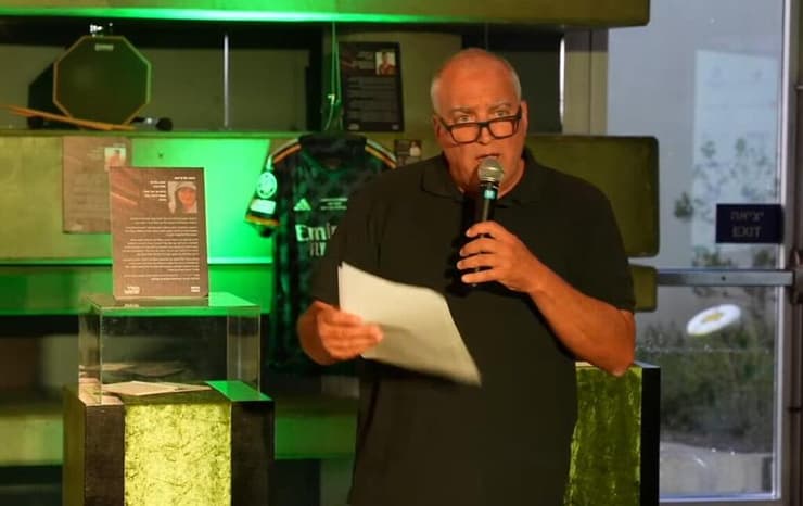אייל אשל. "רוני לא חוזרת, רק הכומתה שלה" (צילום: מועצת אוקטובר ) אייל אשל בהצהרה לתקשורת מועדת אוקטובר