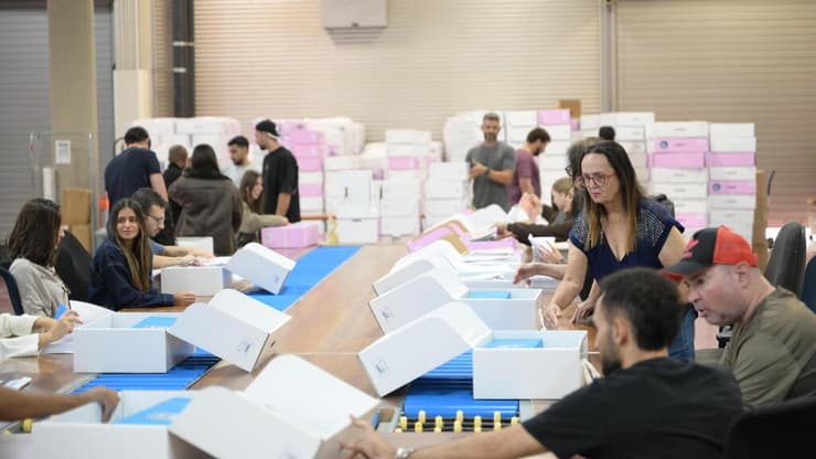 הכול ידני. מבט מתוך המרכז הלוגיסטי (צילום: יובל חן ) המרכז הלוגיסטי של ועדת הבחירות המרכזי