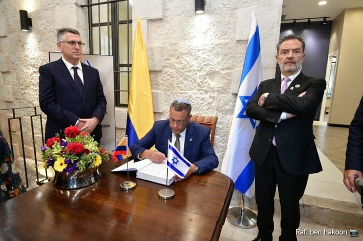 שרי החוץ של קולומביה וישראל יחד עם ראש העיר ירושלים, סער: "לא יכול להגיע מי המדינה ה-12 שתעביר שגרירות" (צילום: רפי בן חקון) שר החוץ של קולומביה עומר בולה אסקובר ושר החוץ גדעון סער