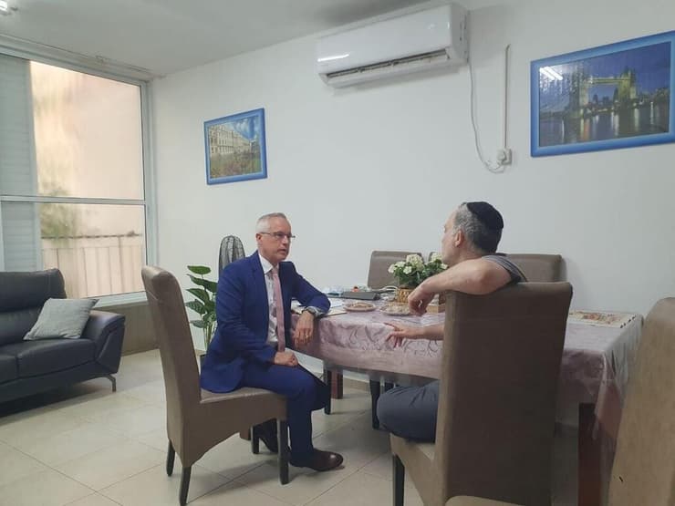 שגריר שוויץ בישראל בביתו של העיתונאי החרדי יענקי פרבר, בחודש שעבר (צילום: מתוך הרשת החברתית X של יעקב הרשקוביץ) שגריר שוויץ בישראל סיימון גייסבוהלר, הגיע אל יענקי פרבר להתעניין בהלך הרוח בחברה החרדית לקראת הבחירות