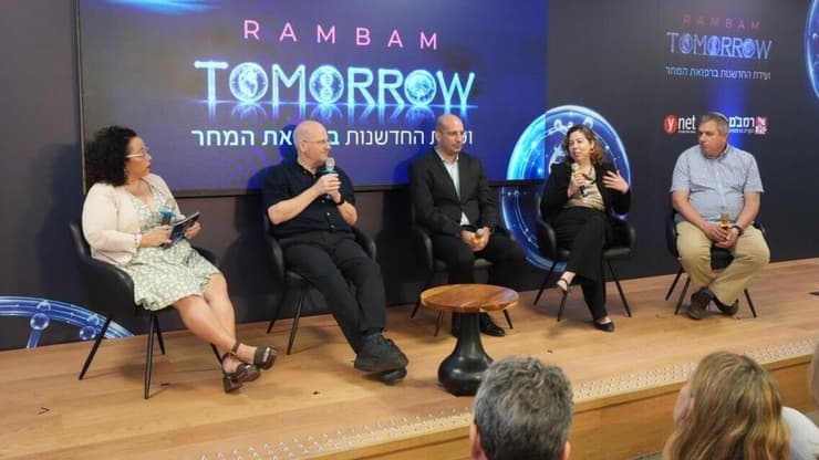 מימין לשמאל: פרופ' שלומי לויפר, ד"ר דנה בר-און, ד"ר מושיק כהן-קוטנר ופרופ' ליאור גפשטיין בפאנל עם שרית רוזנבלום בוועידת Rambam Tomorrow (צילום: דוברות המרכז הרפואי רמב"ם) מימין לשמאל: פרופ' שלומי לויפר, ד"ר דנה בר-און, ד"ר מושיק כהן-קוטנר ופרופ' ליאור גפשטיין בפאנל עם שרית רוזנבלום בוועידת Rambam Tomorrow