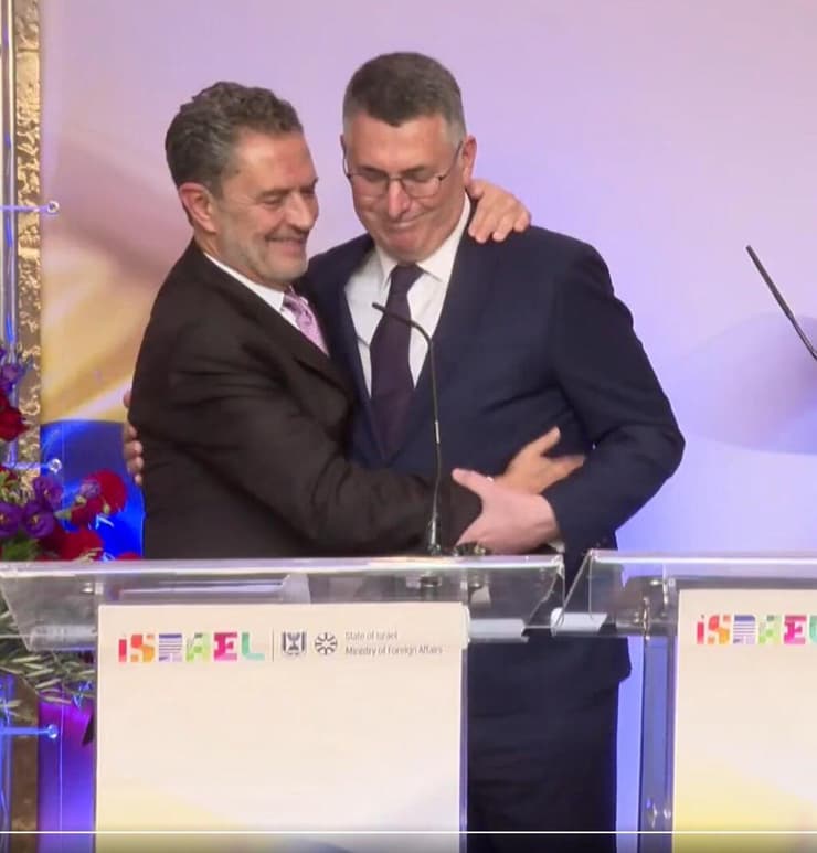 סער ושר החוץ אסקובר. "נעמוד תמיד לצד העם הקולומביאני" (צילום: דוברות משרד החוץ) שר החוץ של קולומביה עומר בולה אסקובר ושר החוץ גדעון סער