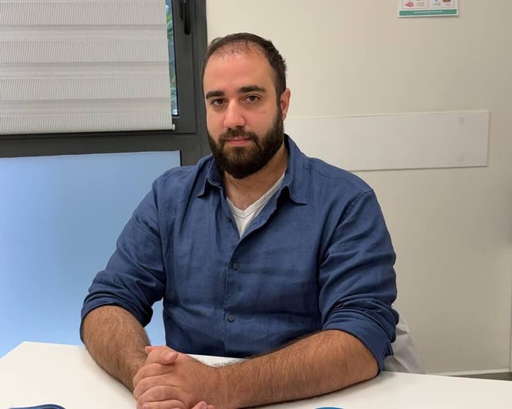"אני הבן של אבא אדיר, של אמא ורד ושל אבא אורן, שהיה לי הורה נוסף - קשוב, מסור, מעורב ואוהב". ד"ר דין אריאל (צילום: לירון ארזוני) ד"ר דין אריאל, בנו החורג של אורן נהרי