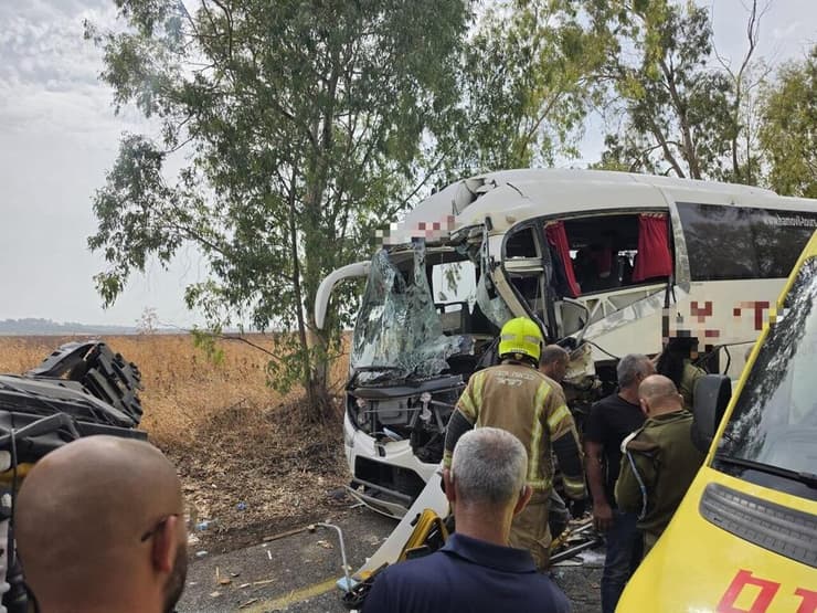 צילום: כבאות והצלה לישראל תאונת דרכים קטלנית בין אוטובוס למשאית בכביש 91 סמוך למחניים