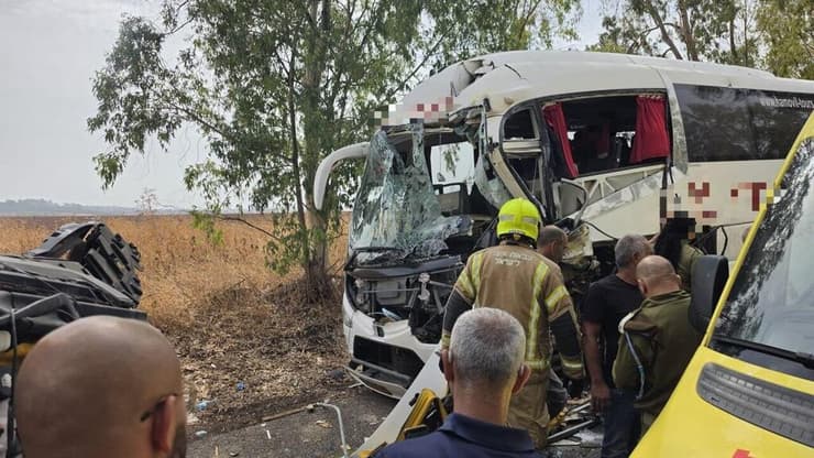 זירת התאונה בכביש 91 (צילום: כבאות והצלה לישראל) תאונת דרכים קטלנית בין אוטובוס למשאית בכביש 91 סמוך למחניים