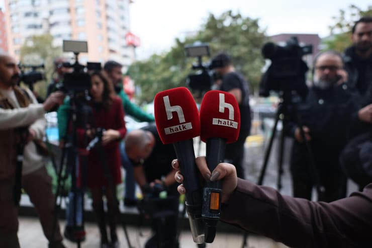 צילום: Adem ALTAN / AFP פשיטה על ערוץ טלוויזיה Halk TV המזוהה עם מתנגדי ארדואן ב טורקיה איסטנבול