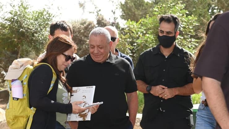 איזנקוט בעוטף עזה (צילום: הרצל יוסף) גדי איזנקוט נותן הצהרה מעוטף עזה