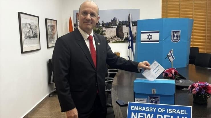 השגרירים בעולם כבר הצביעו. לאן נשלחות המעטפות? שגריר ישראל בהודו ראובן עזר מצביע בקלפי בדלהי