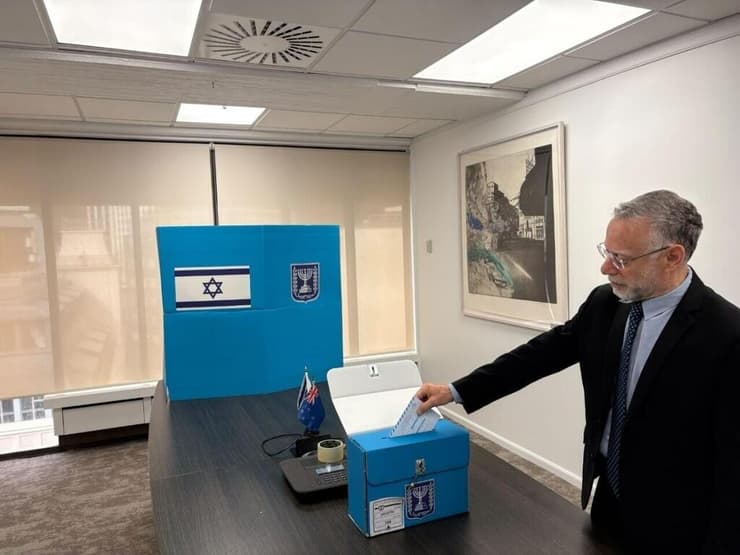 השגריר בניו זילנד אלון רוט. הראשון שהצביע שגריר ישראל בניו זילנד אלון רוט שניר מצביע בקלפי בוולינגטון