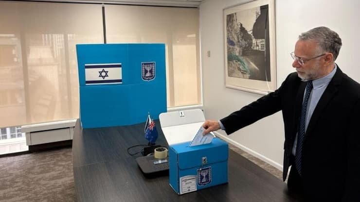 שגריר ישראל בניו זילנד אלון רוט שניר מצביע בקלפי בוולינגטון שגריר ישראל בניו זילנד אלון רוט שניר מצביע בקלפי בוולינגטון