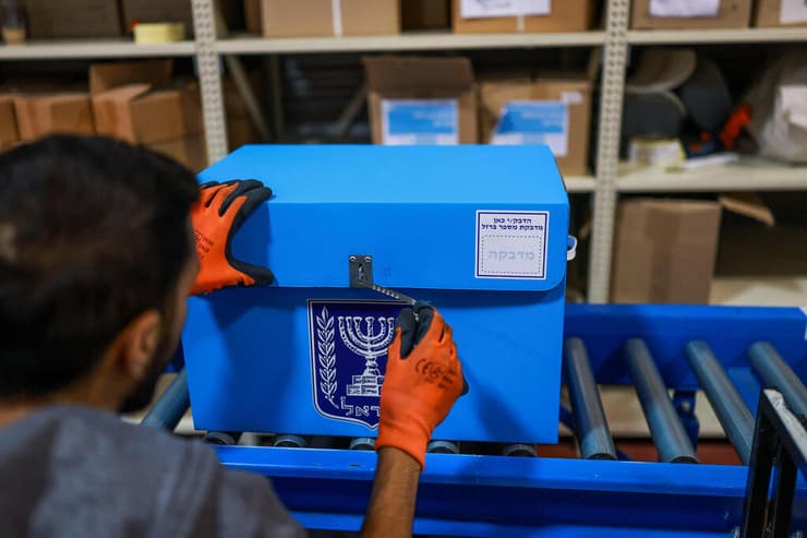 צילום: REUTERS/Ronen Zvulun הכנות לבחירות