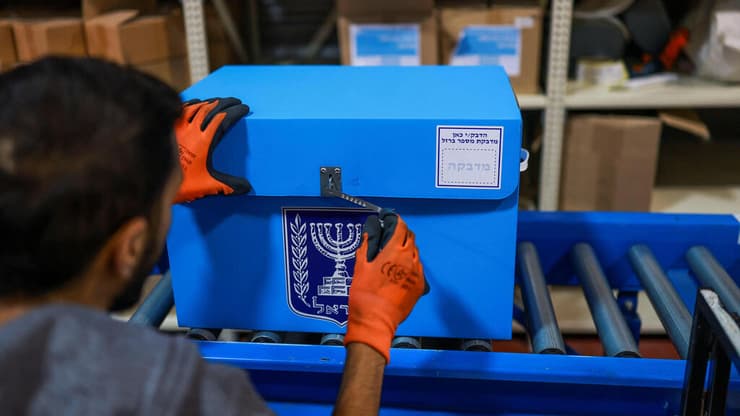 הישורת האחרונה: ההכנות לבחירות (צילום: REUTERS/Ronen Zvulun) הכנות לבחירות