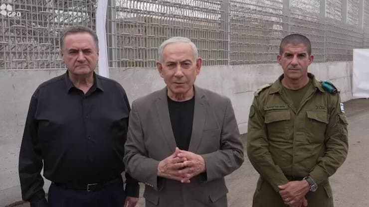 מזהירים מכוונות לתקוף את ישראל בבחירות - ולא בפעם הראשונה. נתניהו וכ"ץ, לצד המזכיר הצבאי של רה"מ (צילום: עומר מירון/ לע״מ) ראש הממשלה נתניהו בגבול המזרחי