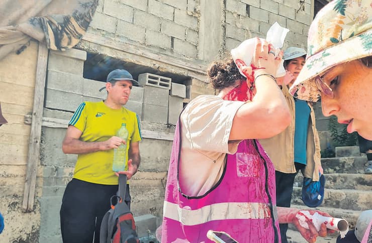 אקטיביסטית של "קול רבני לזכויות אדם" שהותקפה על ידי יהודים (צילום: ליאורה בינימין) אקטיביסטית של "קול רבני לזכויות אדם" שהותקפה על ידי יהודים