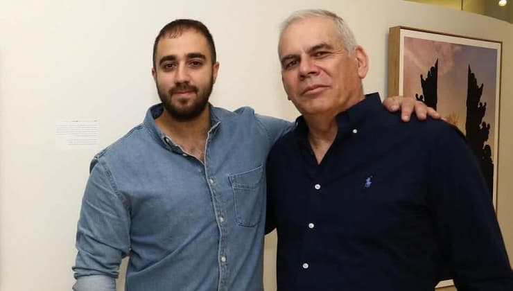 אורן נהרי ובנו החורג ד"ר דין אריאל בתערוכה שהציג דין בגלריה דיסקונט ב-2022 (צילום: סיון פרג') אורן נהרי ובנו החורג ד"ר דין אריאל בתערוכה שהציג דין בגלריה דיסקונט ב-2022