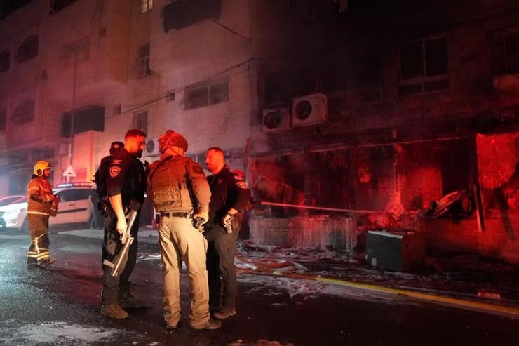 הכוחות בשטח (צילום: דוברות המשטרה) הפרת סדר בשכונת אבו תור, בהמשך לארוע חשד לרצח ועל רקע סכסוך מתמשך בין משפחות.