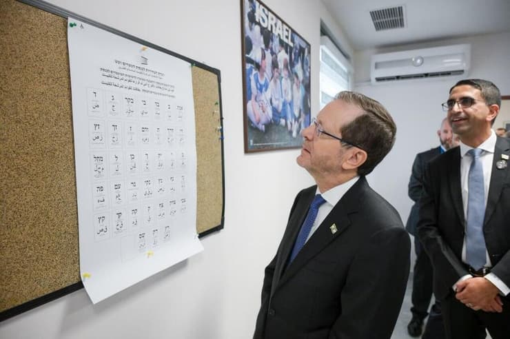 הרצוג בשגרירות בבאקו (צילום: מעיין טואף/לע״מ) הרצוג מבקר בבאקו