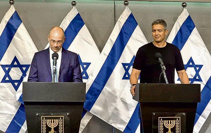 הנדל (מימין) וזליכה. הימין־על־מלא הוא חבורה שבדיבורים חזקה מטרזן ובמעשיה מזכירה את הרשלה מאוסטרופולי