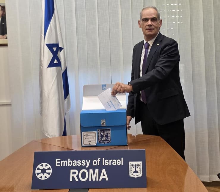 יונתן פלד. בפעם השמינית מחו"ל (צילום: מתוך רשת X) שגריר ישראל רומא איטליה יונתן פלד קלפי בחירות 2026