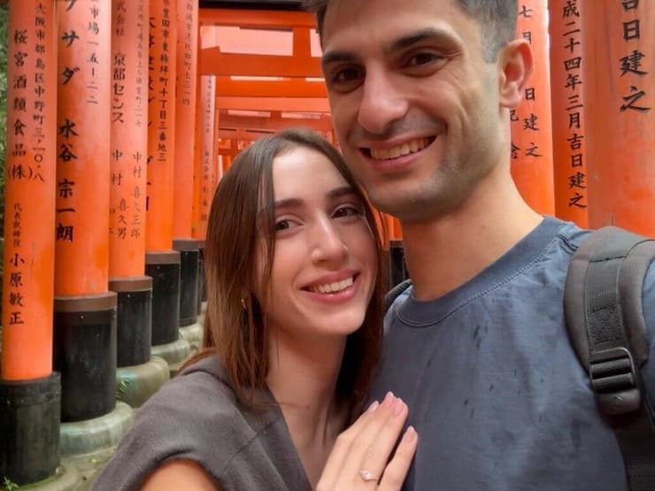 אדר ומיכל אחרי הצעת הנישואין אדר חיות שהשתלט על מחבל בטיסת פליי דובאי מתמודד יחד ארוסתו עם הטראומה שנותרה מהאירוע