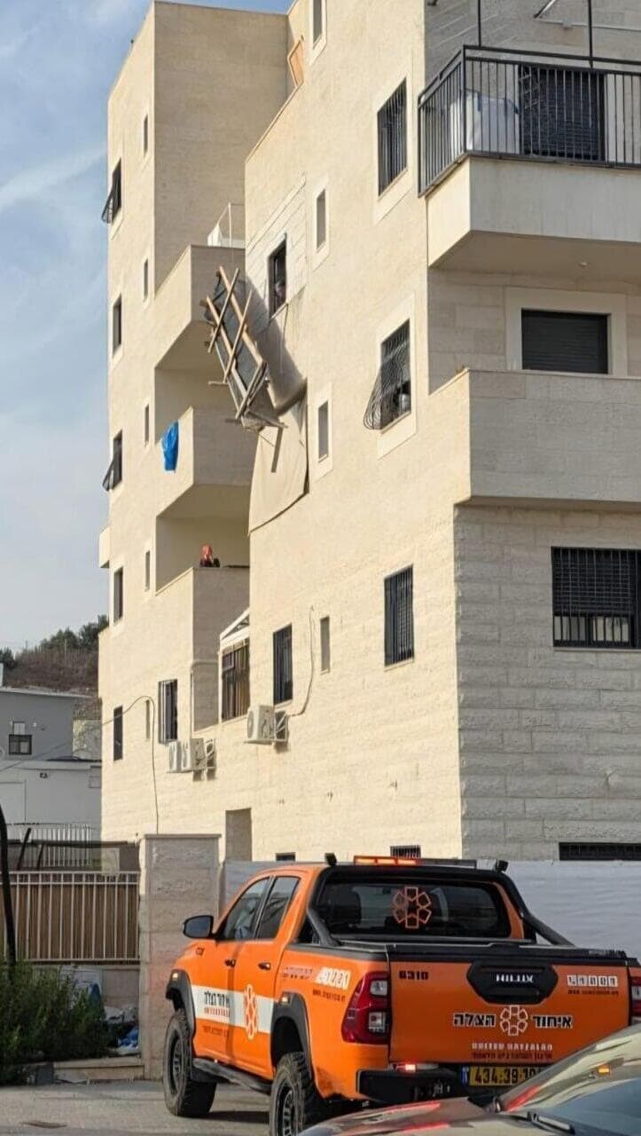 זירת הנפילה של פועל בן 30 שנפל מגובה שלוש קומות ונהרג בבית שמש