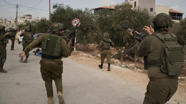 לוחמי צה"ל מוקפצים לעימותים בכפר אבו פלאח, שישי (צילום: AP Photo/Leo Correa) אבו פאלח