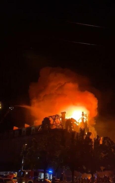 המהומות בצרפת: בניין עיריית לימוז' עולה באש וקורס