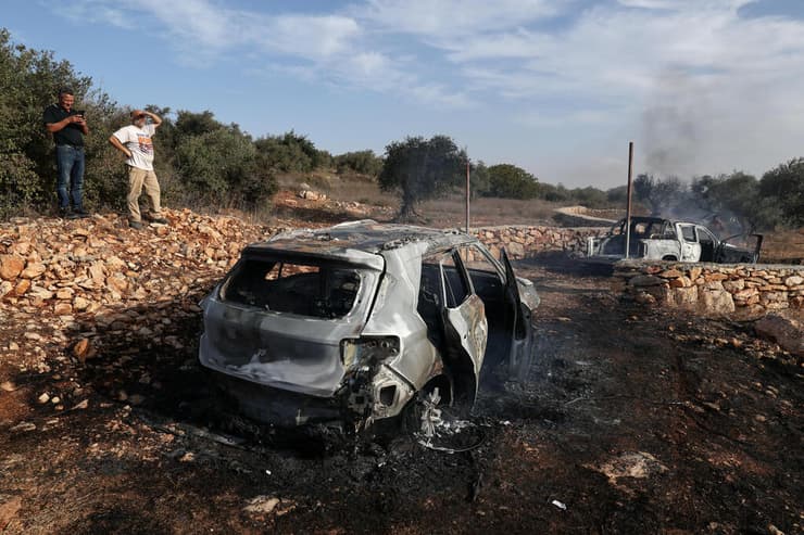 רכבים שרופים בתורמוס עיא (צילום: REUTERS/Ammar Awad) רכבים שרופים בתורמוס עיא
