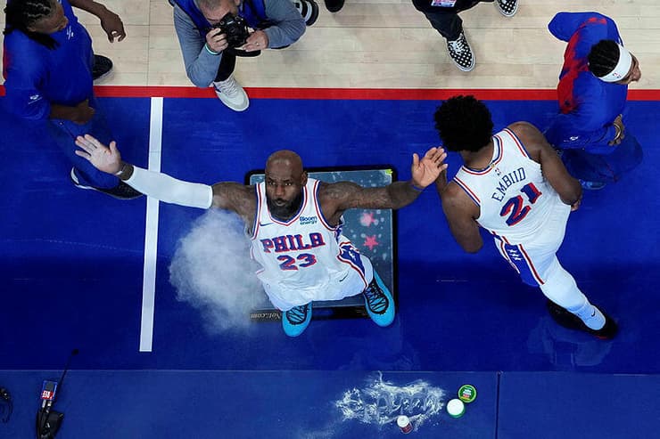 בכורה חגיגית. לברון (צילום: AP Photo/Matt Slocum) לברון