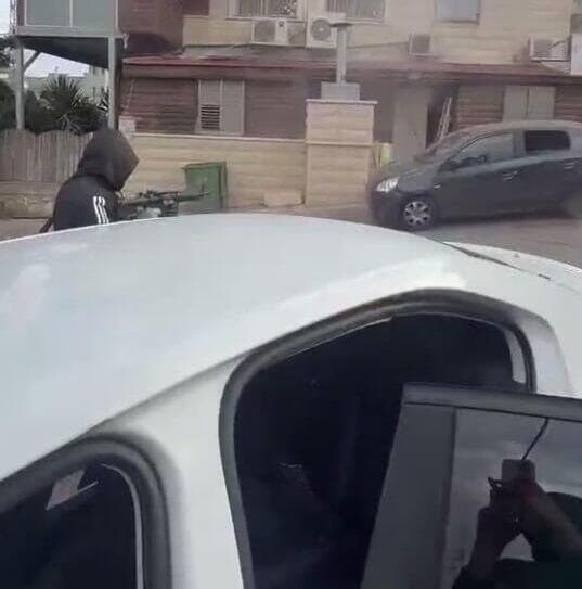 אחד מצלם ושניים יורים תיעוד: עבריינים בסחנין יורים לעבר בתים, מכוניות וחנויות