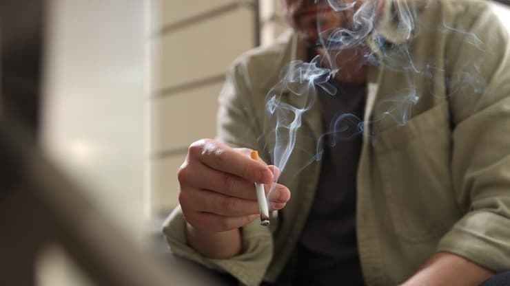 זו לא רק מחלה של מעשנים (צילום: shutterstock) עישון סיגריה
