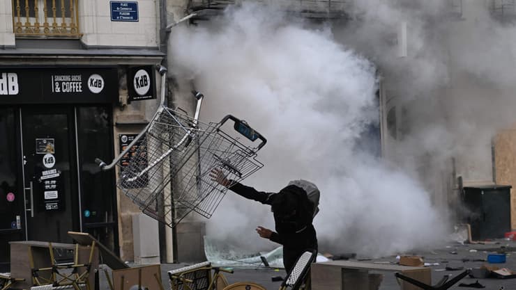 מהומות בצרפת (צילום: Sebastien Salom-Gomis / AFP) מהומות בצרפת