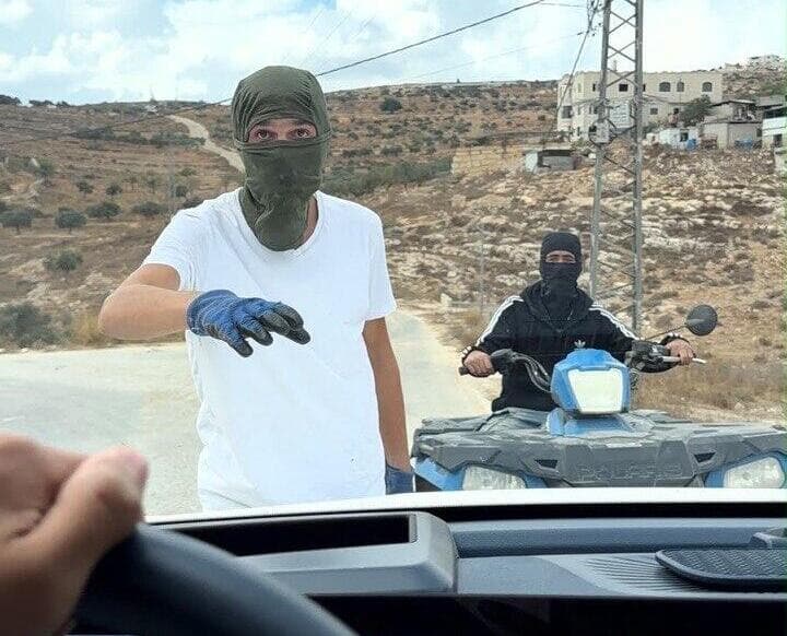 הפורעים חוסמים את רכב הדיפלומטים מתנחלים תקפו דיפלומטים צרפתים