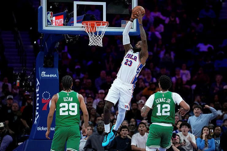הדאנק שהצית את הדמיון. לברון (צילום: AP Photo/Matt Slocum) לברון