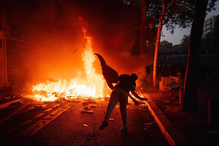 המהומות אתמול נמשכו על הלילה (צילום: Guillaume Saligot / AFP) מהומות בצרפת
