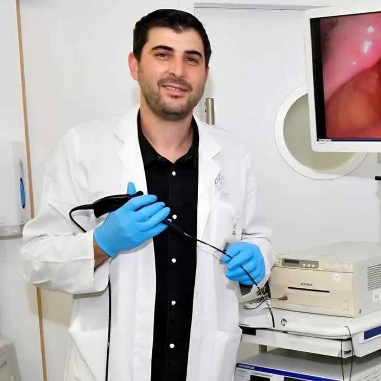 ד"ר אילי ליוס, רופא בכיר במחלקת אף אוזן גרון וניתוחי ראש וצוואר במרכז הרפואי לגליל בנהריה (צילום: המרכז הרפואי לגליל) ד"ר אילי ליוס, רופא בכיר במחלקת אף אוזן גרון וניתוחי ראש וצוואר ואחראי תחום הלרינגולוגיה במרכז הרפואי לגליל בנהריה