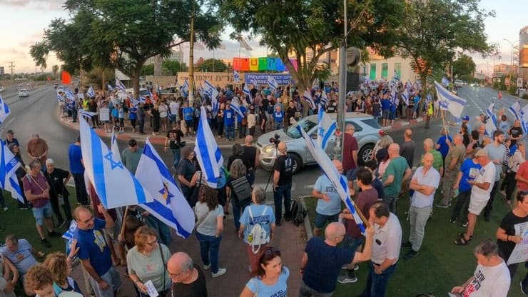 המחאה ברחובות (צילום: גלעד פירסט) עצרת מחאה ברחובות בקריאה לציבור לבחור בבחירות הקרובות כדי להעלות אחוזי הצבעה ולהחזיר את המדינה לדרך הציונות, הדמוקרטיה והליברליזם