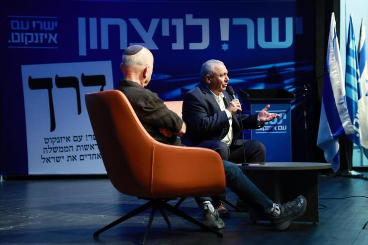 איזנקוט על הבמה בגבעת שמואל (צילום: דנה קופל) גדי איזנקוט - מדברים ישר!