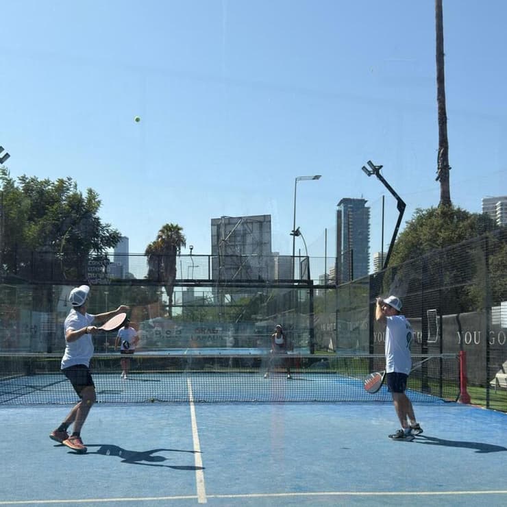 שחקני פאדל במגרש WePlay בתל אביב (יובל וולקוביץ) שחקני פאדל במגרש WePlay בתל אביב