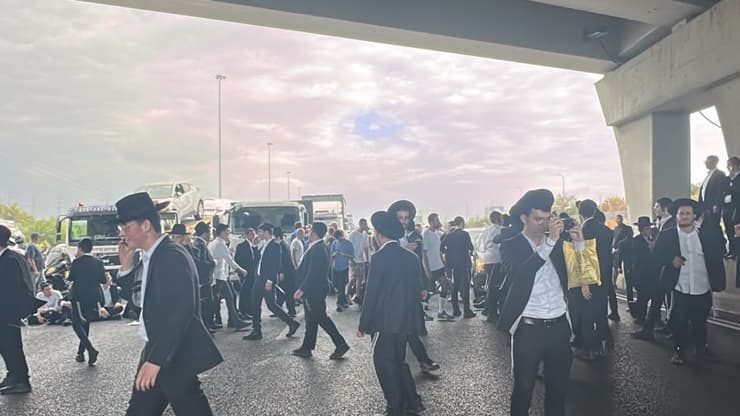 מחאת חרדים נגד מעצר עריקים במחלף יבנה מחאת חרדים נגד מעצר עריקים במחלף יבנה