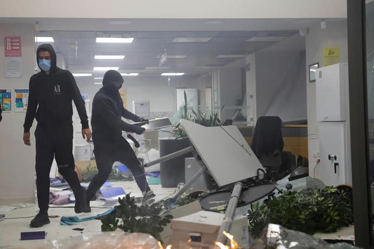 בנק שבו זרעו המפגינים הרס בטיראנה (צילום: AP Photo/Hameraldi Agolli) אלבניה מהומות הפגנות נגד ראש הממשלה טיראנה הרס ב בנק