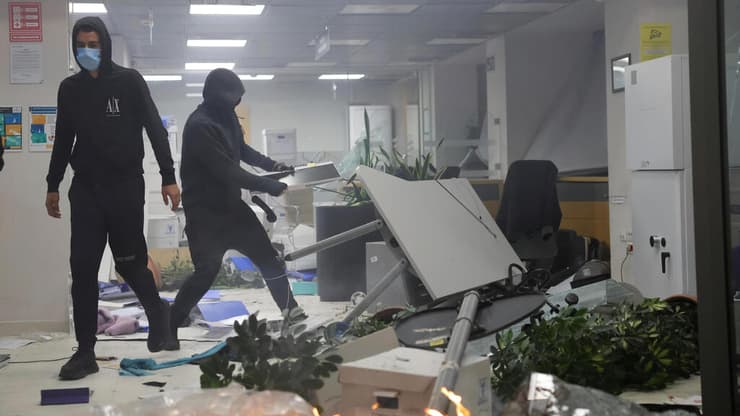 הרס סניף בנק באלבניה (צילום: AP Photo/Hameraldi Agolli) אלבניה מהומות הפגנות נגד ראש הממשלה טיראנה הרס ב בנק