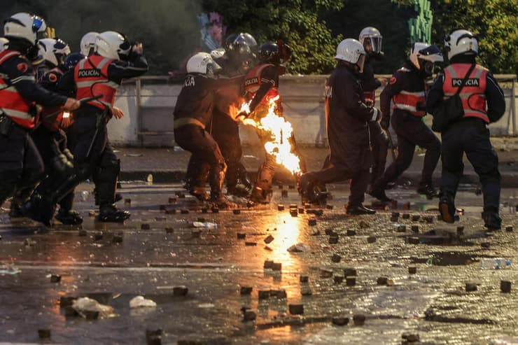 צילום: REUTERS/Louisa Gouliamaki אלבניה מהומות הפגנות נגד ראש הממשלה טיראנה