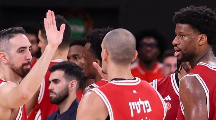 שחקני הפועל תל אביב חוגגים (שחר גרוס) שחקני הפועל תל אביב חוגגים
