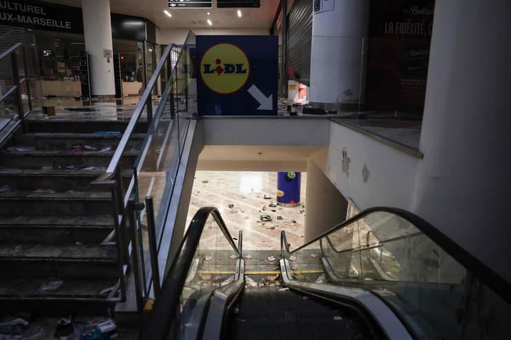 גם קניון נבזז במרסיי (צילום: Thibaud MORITZ / AFP) קניון שנבזז ב מרסיי מהומות צרפת