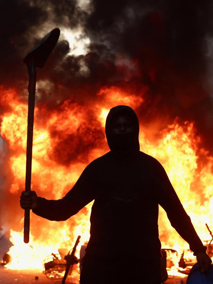 מהומות צרפת פריז (צילום: REUTERS/Abdul Saboor) 18 באוקטובר מהומות צרפת פריז