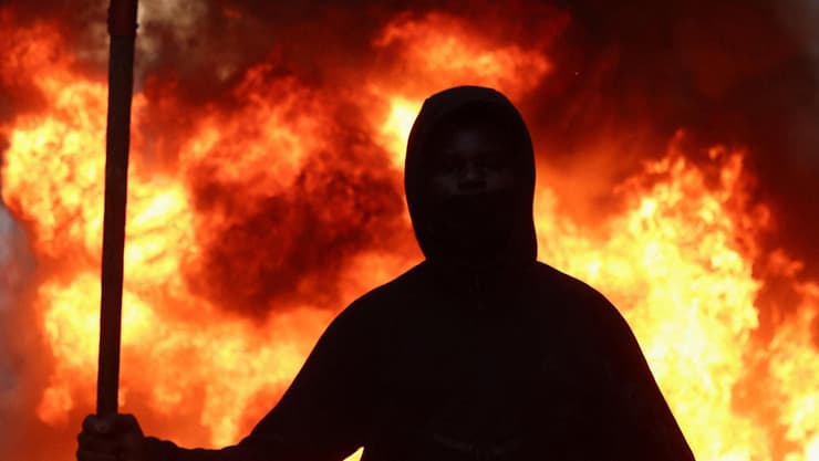מהמהומות אתמול בפריז (צילום: REUTERS/Abdul Saboor) 18 באוקטובר מהומות צרפת פריז