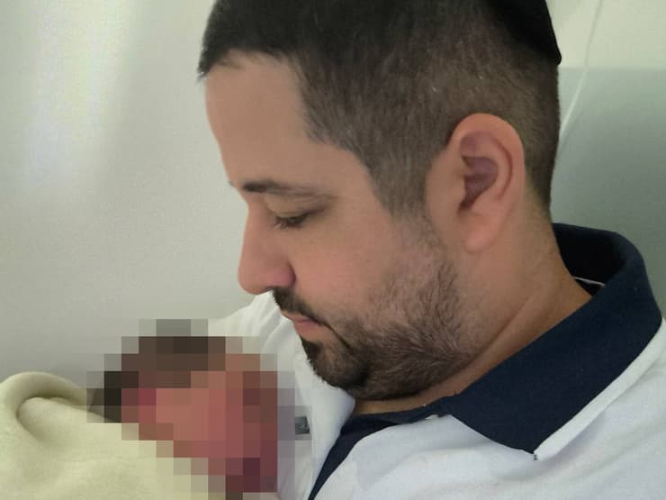 האב אור עם התינוק החדש. "זו הייתה תקופה קשה ומורכבת מאוד לכולנו" (צילום: באדיבות המשפחה ) לאחר מותו של עילאי ז"ל - משפחתו חובקת תינוק חדש