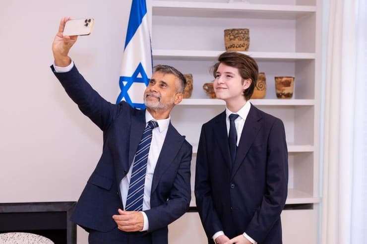 בקרוב יגיע לחקור בישראל. סימונס והשגריר סרנגה (צילום: שגרירות ישראל בבלגיה) בקרוב יגיע לחקור בישראל. סימונס והשגריר סרנגה