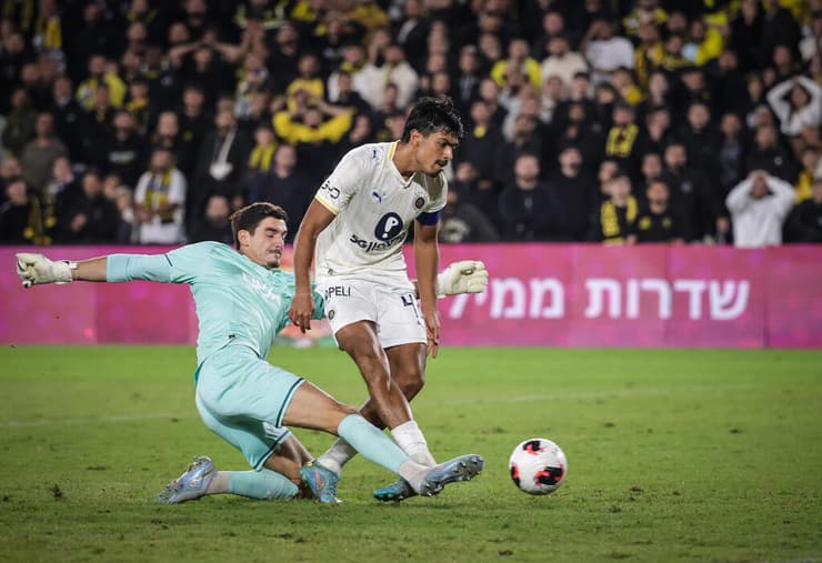 ההחטאה של פרץ (צילום: עוז מועלם) בית"ר ירושלים מיגל סילבה מכבי ת"א דור פרץ
